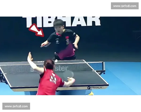 国乒暂停名场面：孙颖莎训教练，樊振东边吃香蕉边战术